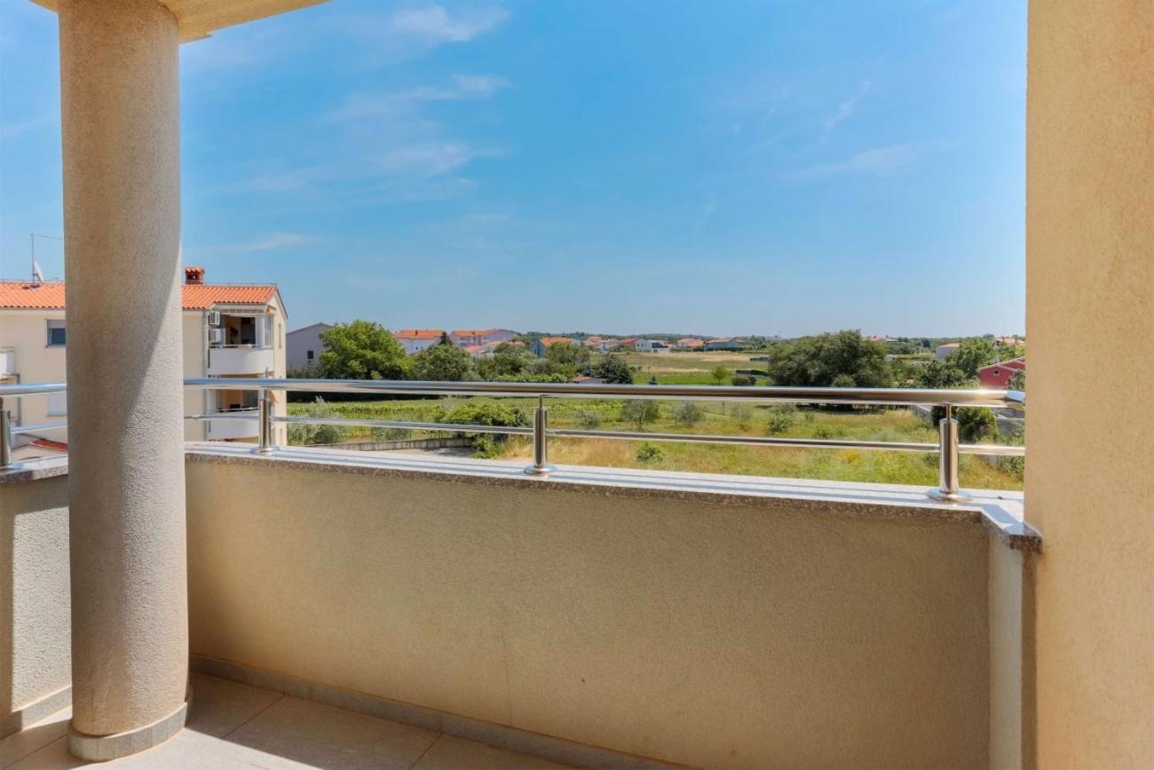 Villa Vita Apartments & Studios With Common Pool Valbandon Екстериор снимка