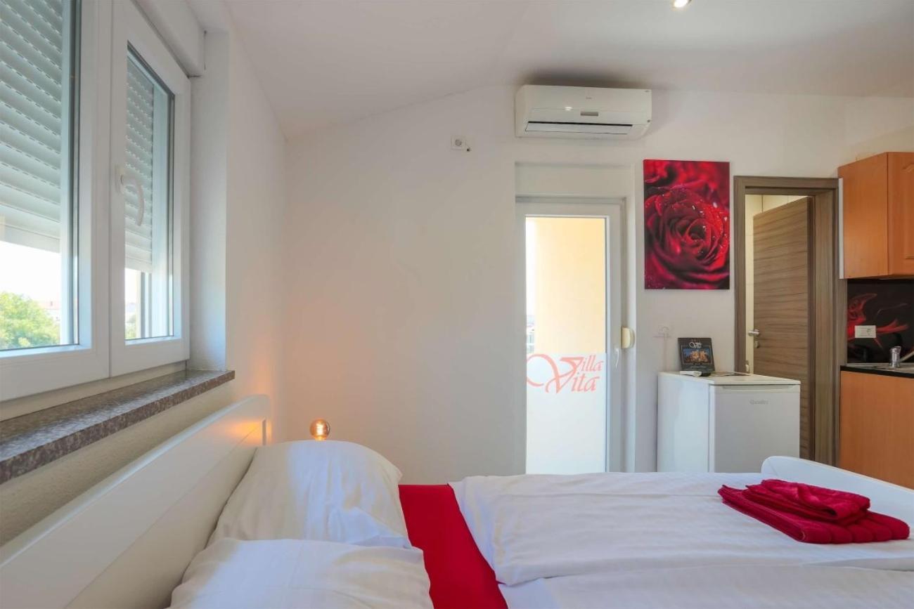 Villa Vita Apartments & Studios With Common Pool Valbandon Екстериор снимка