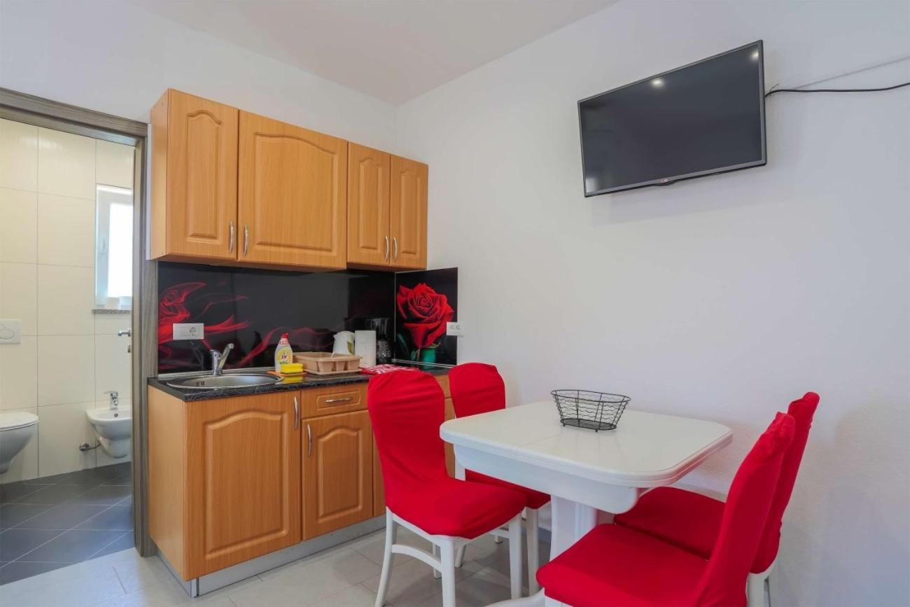 Villa Vita Apartments & Studios With Common Pool Valbandon Екстериор снимка