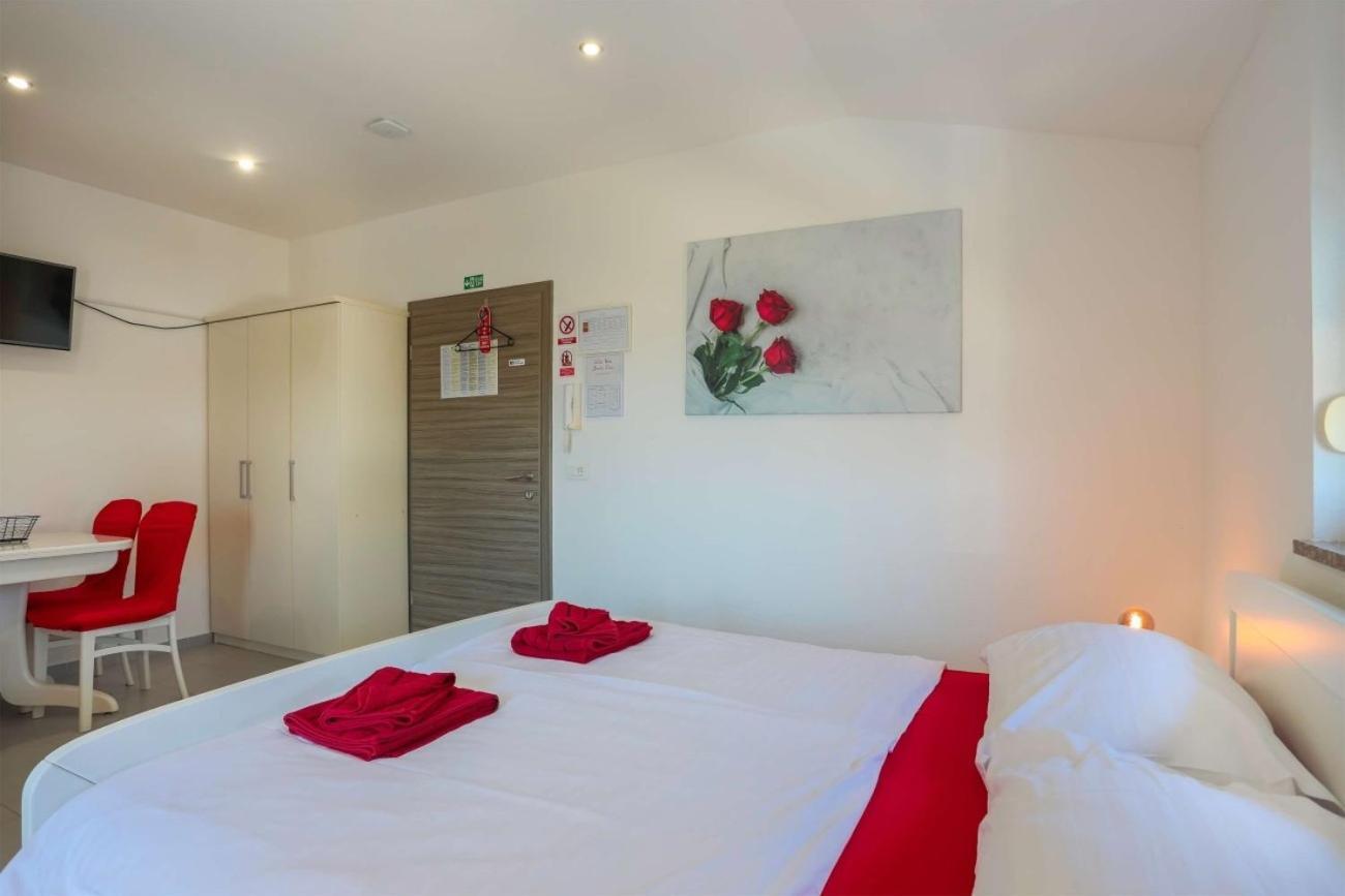 Villa Vita Apartments & Studios With Common Pool Valbandon Екстериор снимка