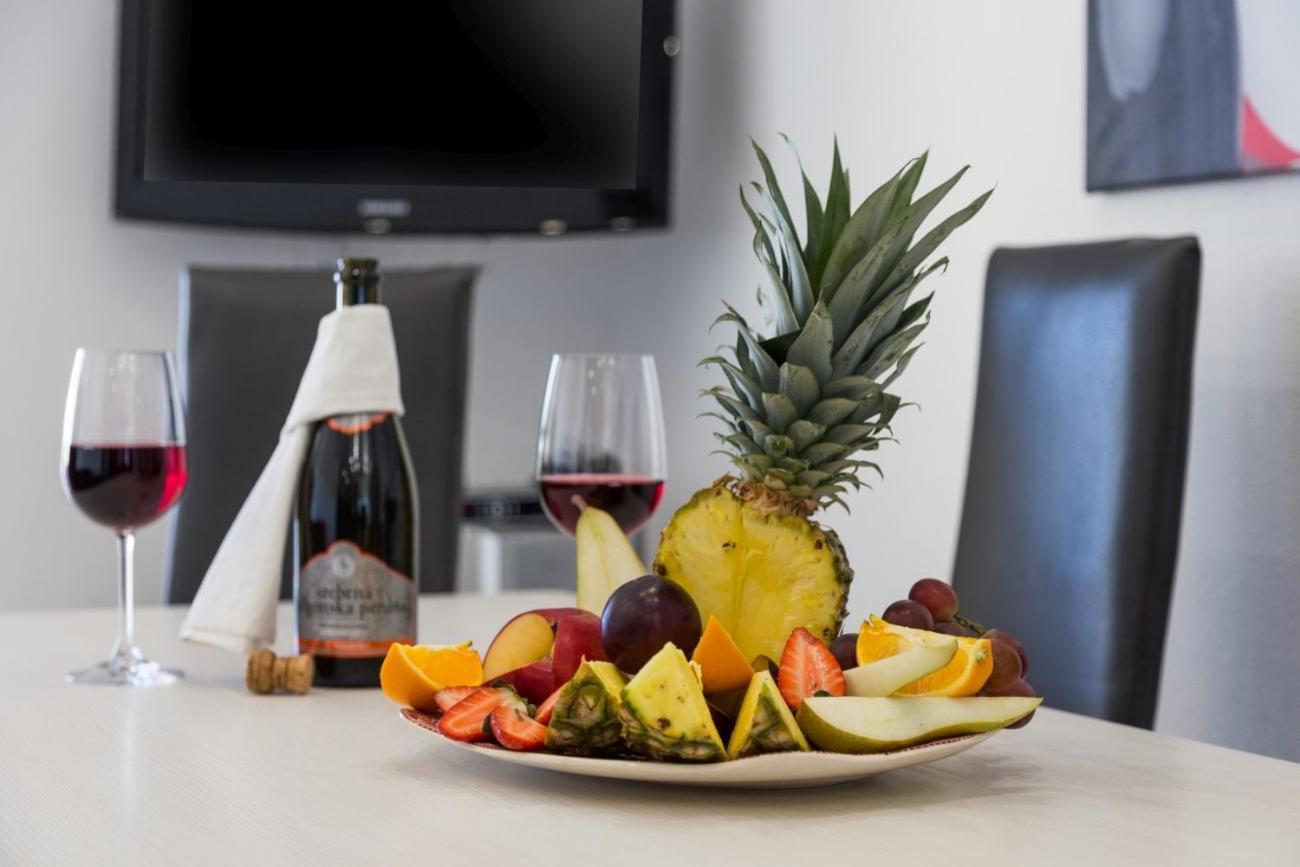 Villa Vita Apartments & Studios With Common Pool Valbandon Екстериор снимка