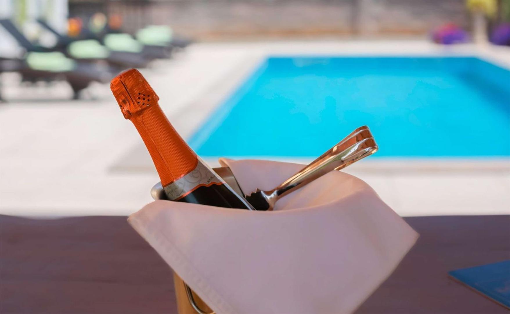 Villa Vita Apartments & Studios With Common Pool Valbandon Екстериор снимка