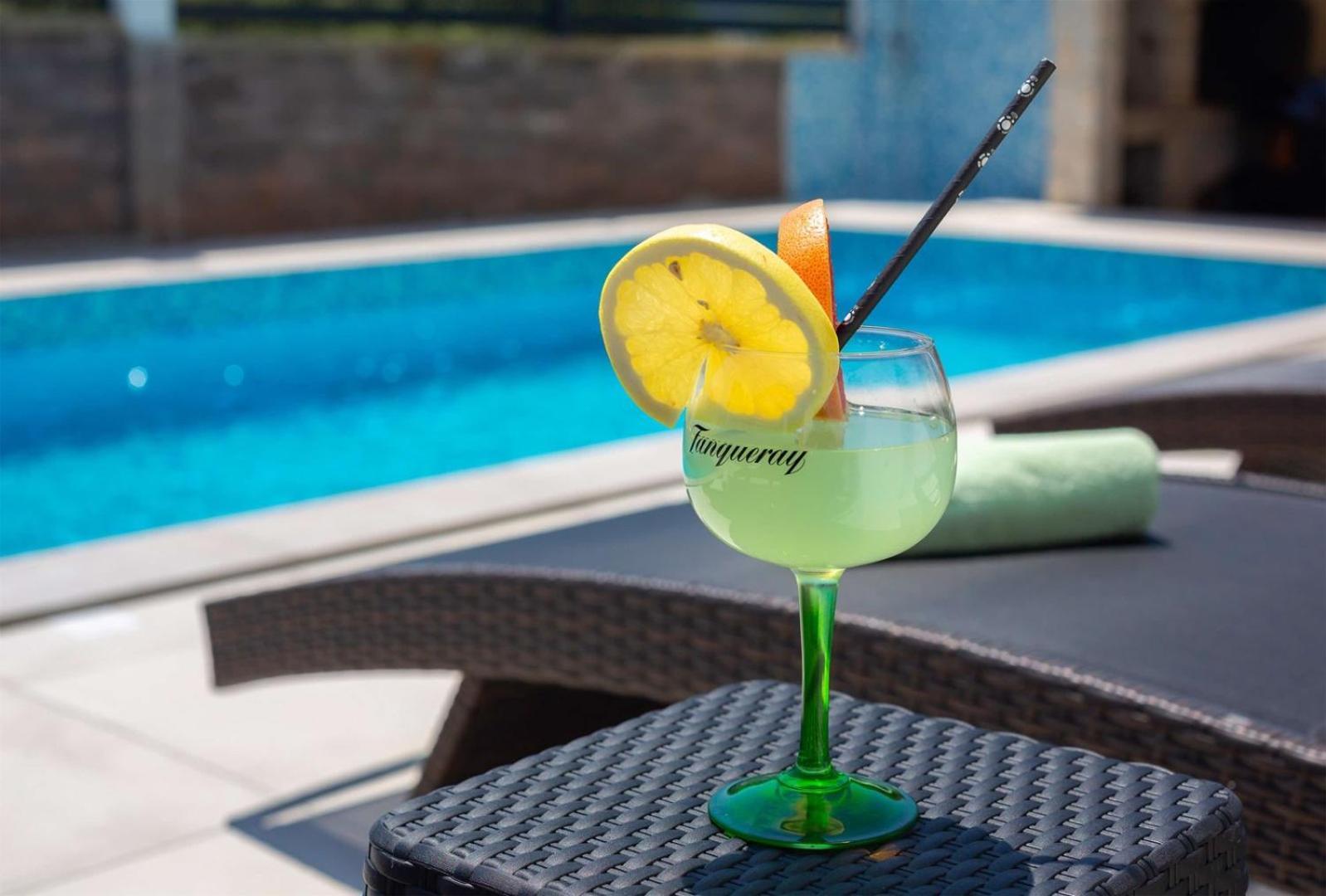 Villa Vita Apartments & Studios With Common Pool Valbandon Екстериор снимка
