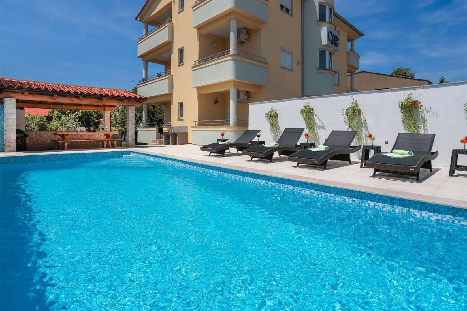 Villa Vita Apartments & Studios With Common Pool Valbandon Екстериор снимка