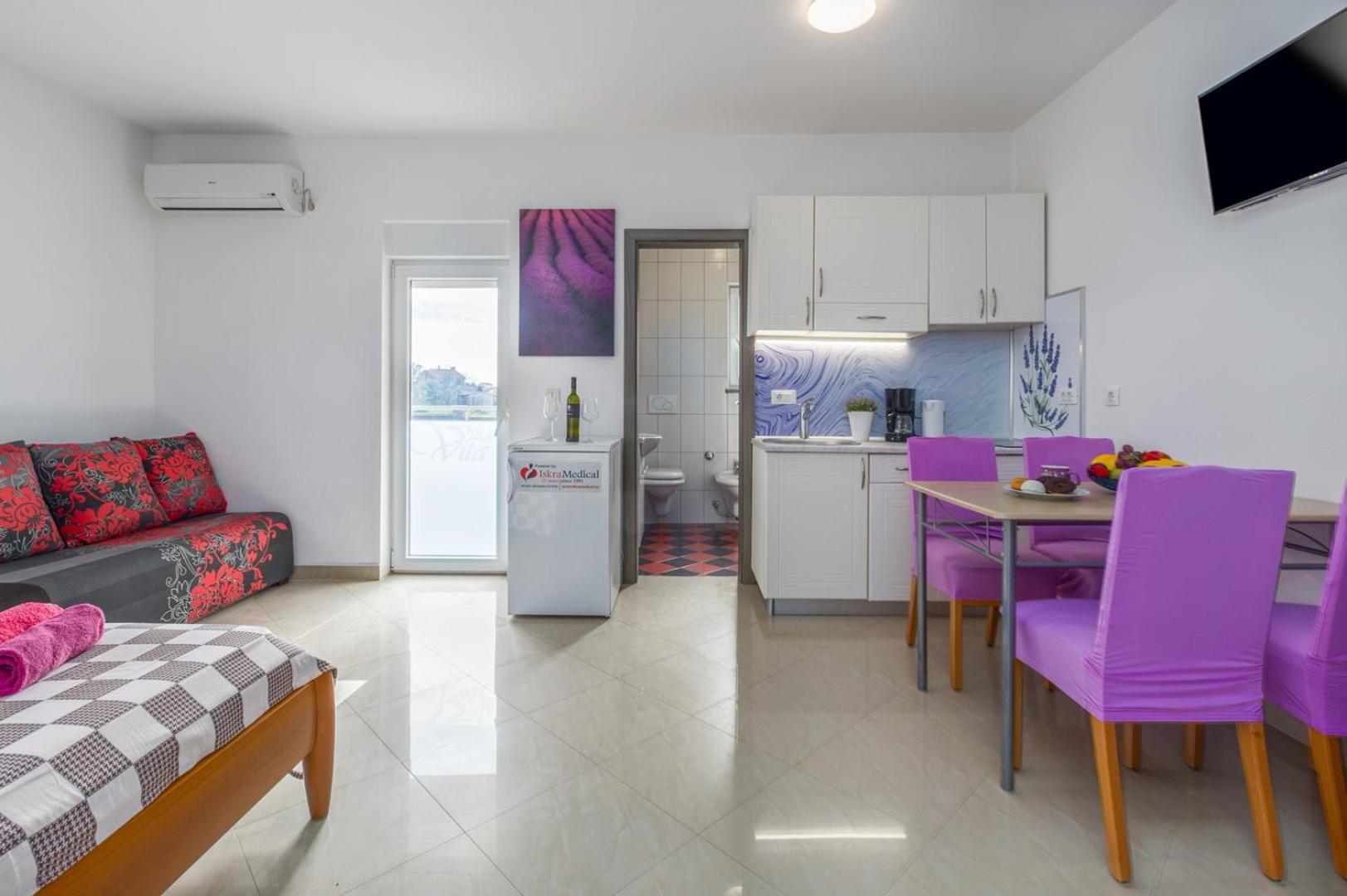 Villa Vita Apartments & Studios With Common Pool Valbandon Екстериор снимка