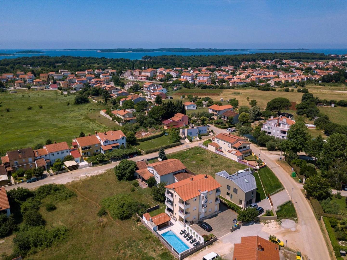 Villa Vita Apartments & Studios With Common Pool Valbandon Екстериор снимка