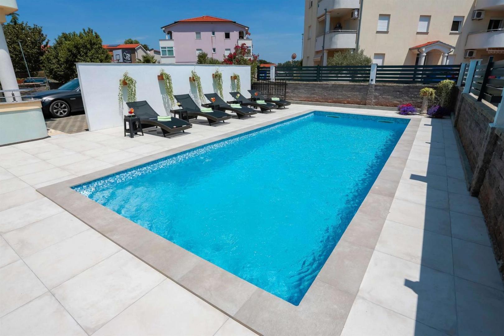 Villa Vita Apartments & Studios With Common Pool Valbandon Екстериор снимка