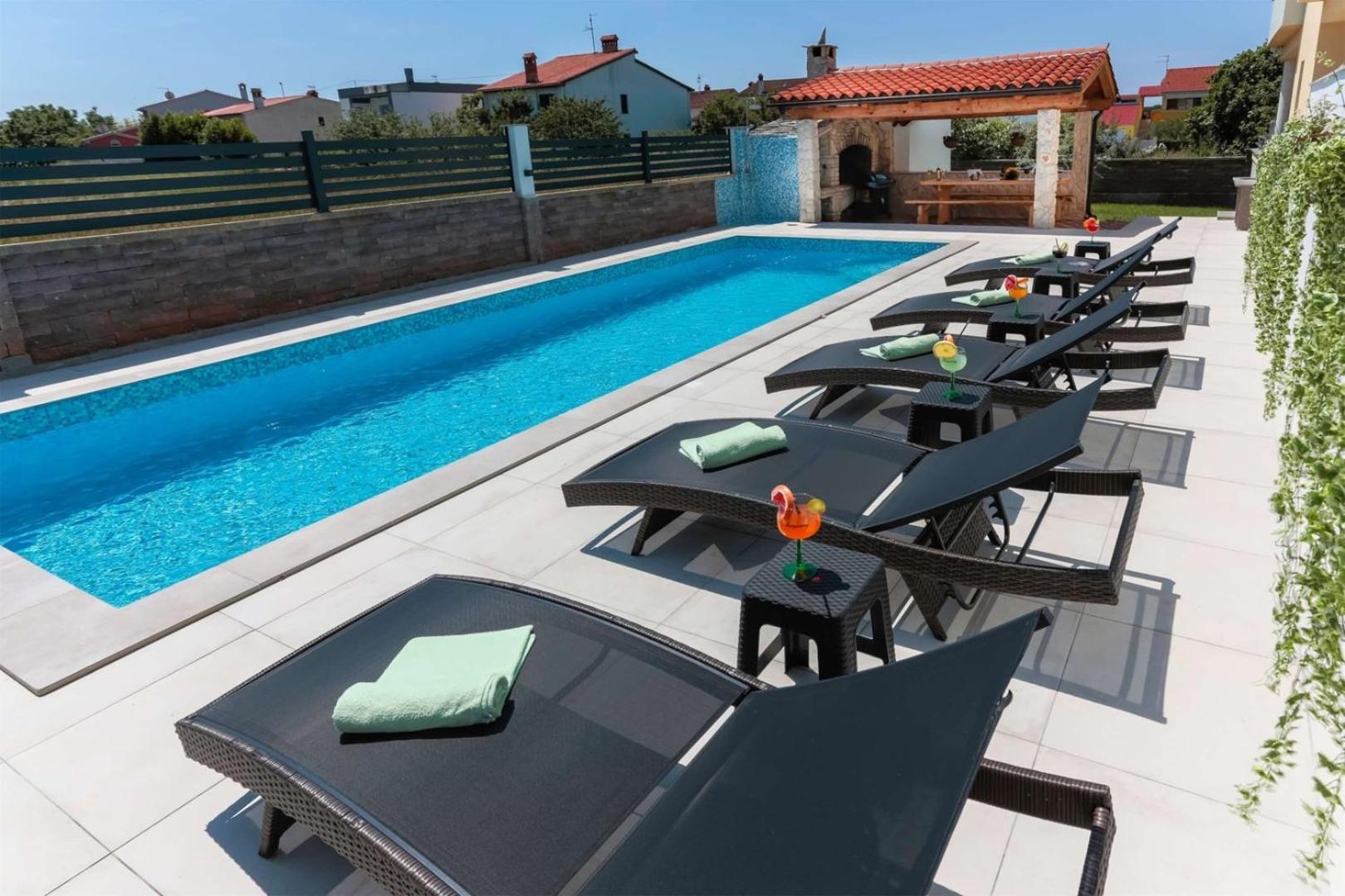 Villa Vita Apartments & Studios With Common Pool Valbandon Екстериор снимка