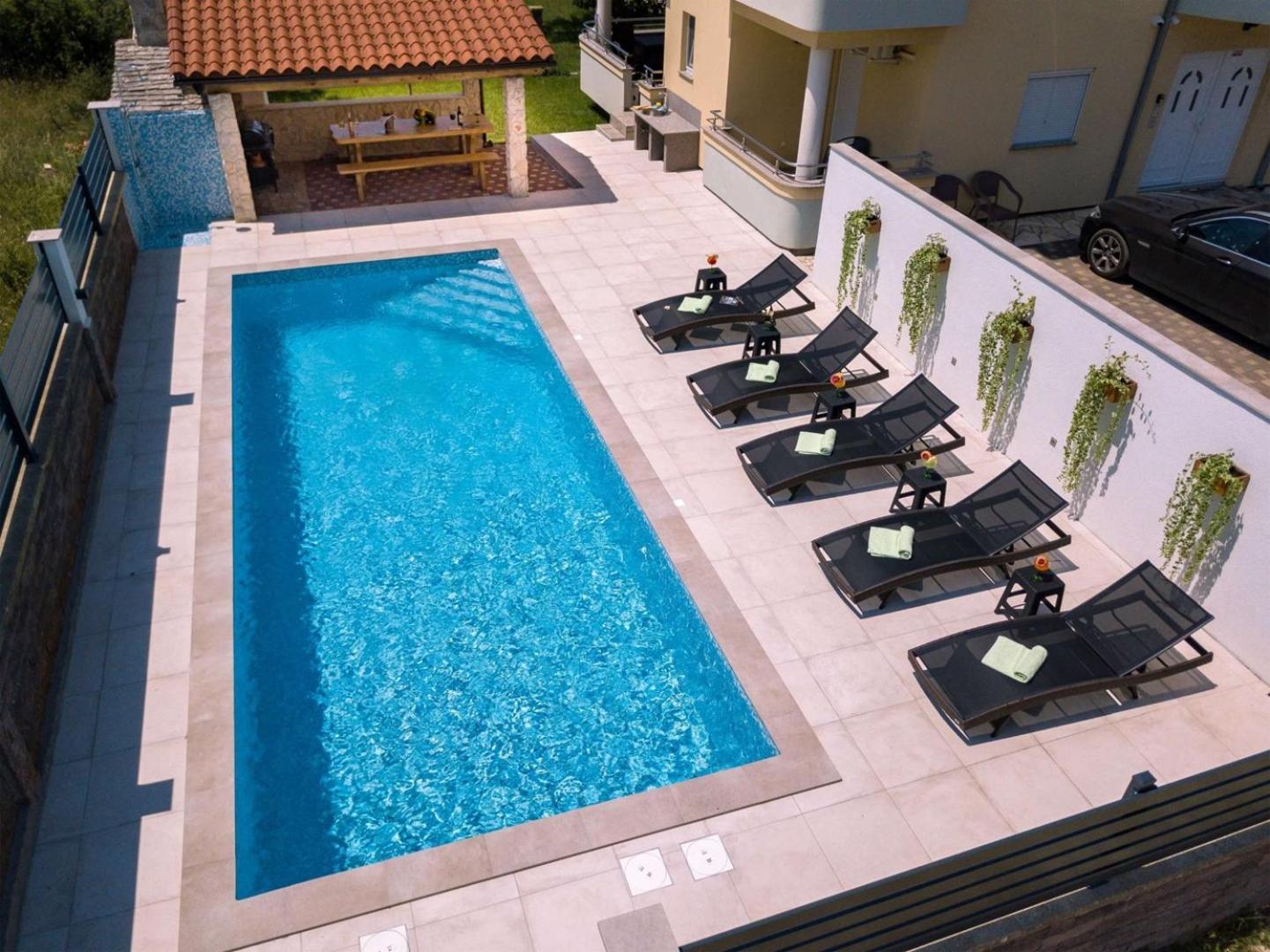 Villa Vita Apartments & Studios With Common Pool Valbandon Екстериор снимка
