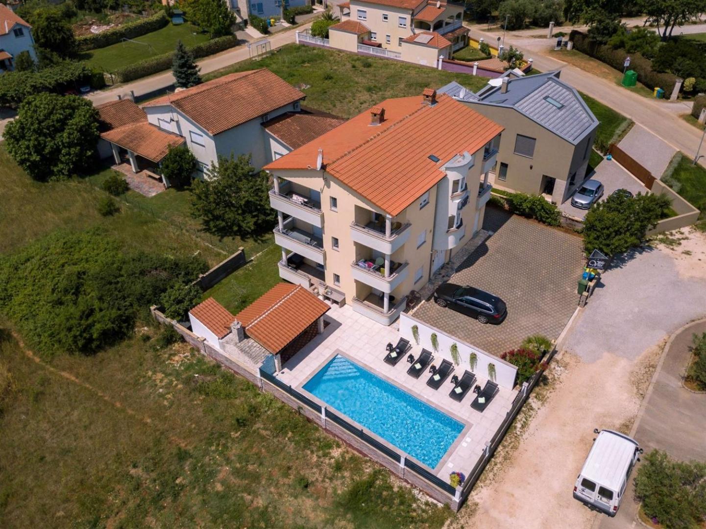 Villa Vita Apartments & Studios With Common Pool Valbandon Екстериор снимка