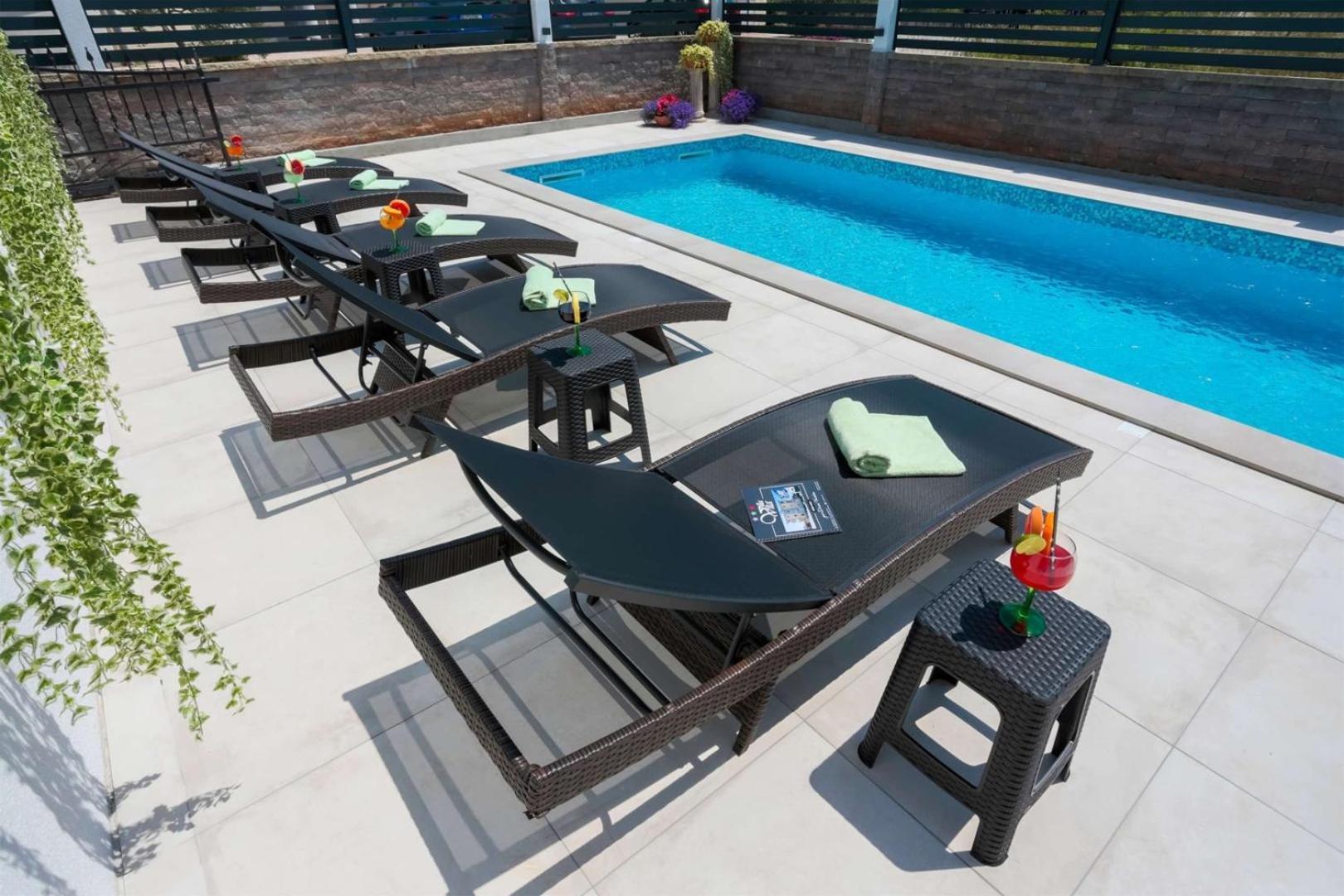 Villa Vita Apartments & Studios With Common Pool Valbandon Екстериор снимка
