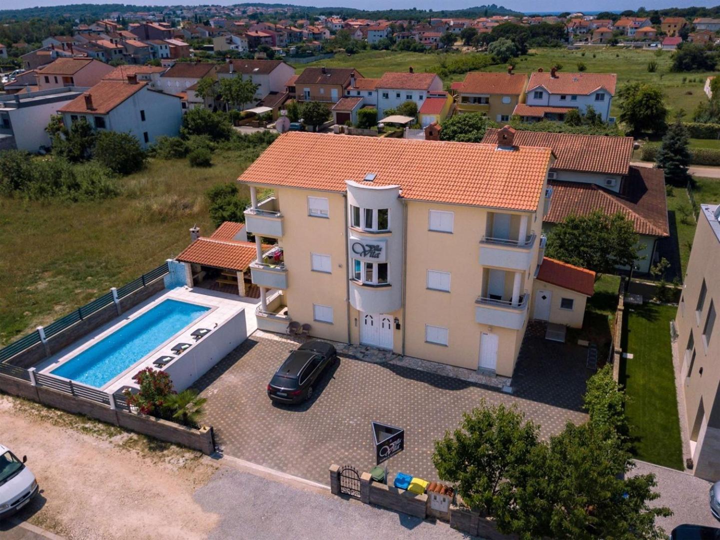 Villa Vita Apartments & Studios With Common Pool Valbandon Екстериор снимка
