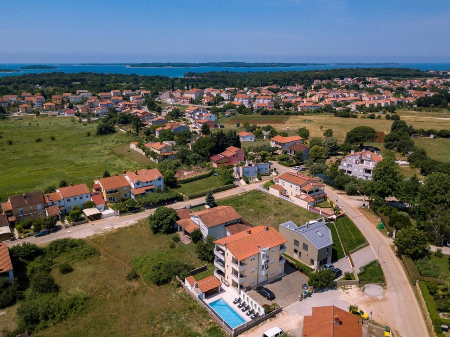 Villa Vita Apartments & Studios With Common Pool Valbandon Екстериор снимка