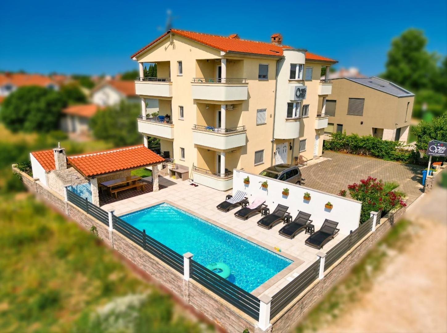 Villa Vita Apartments & Studios With Common Pool Valbandon Екстериор снимка